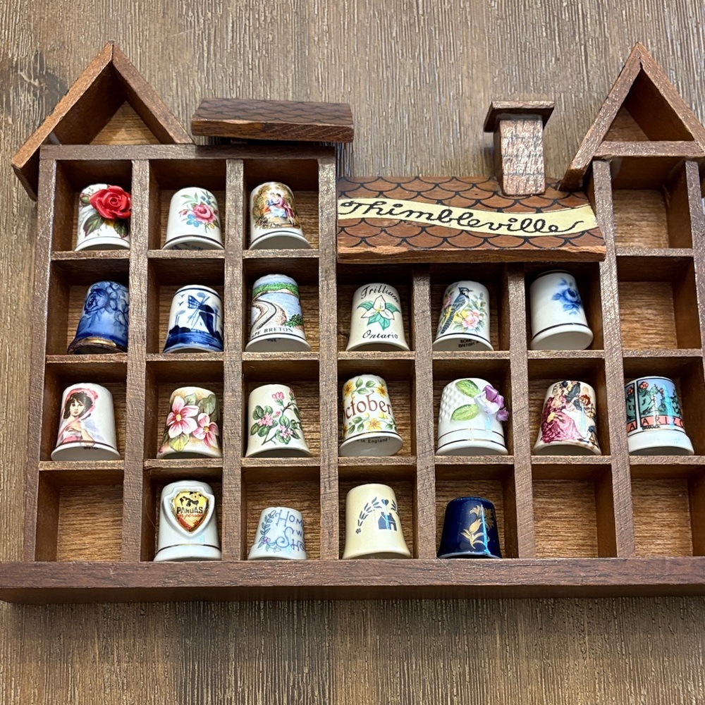 Enesco Vintage 1979 Wooden Thimble Display Shelf with 20 Assorted  Thimbles